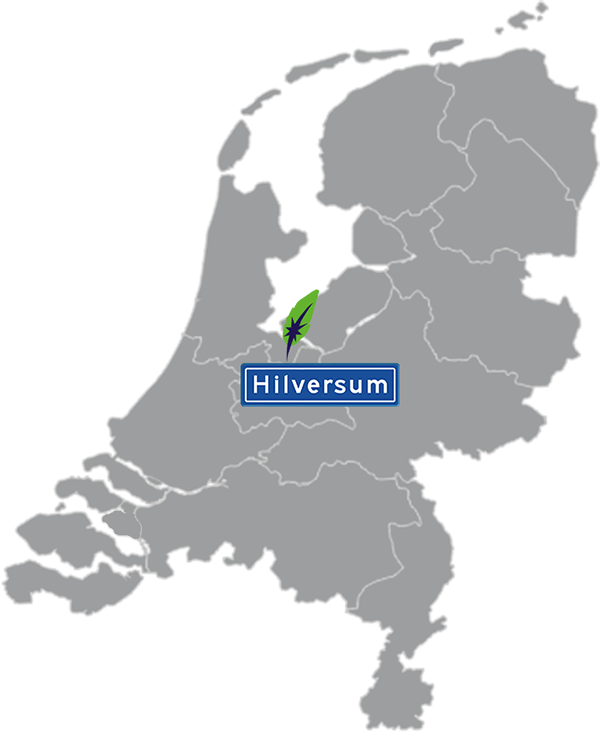 Grijze kaart van Nederland met Hilversum aangegeven voor maatwerk taalcursus Duits zakelijk - blauw plaatsnaambord met witte letters en Dagnall veer - transparante achtergrond - 600 * 733 pixels